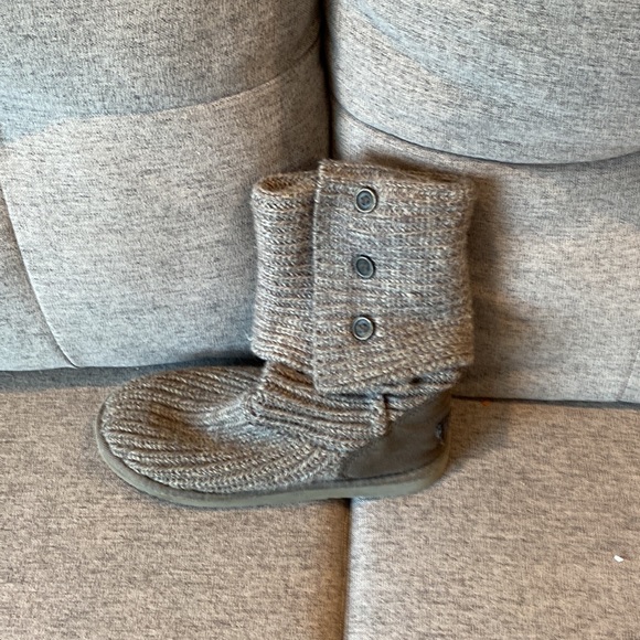 Used Ladies UGG Grey Wool Boots in Good Condition and freshly cleaned. Size 6 - Picture 2 of 4